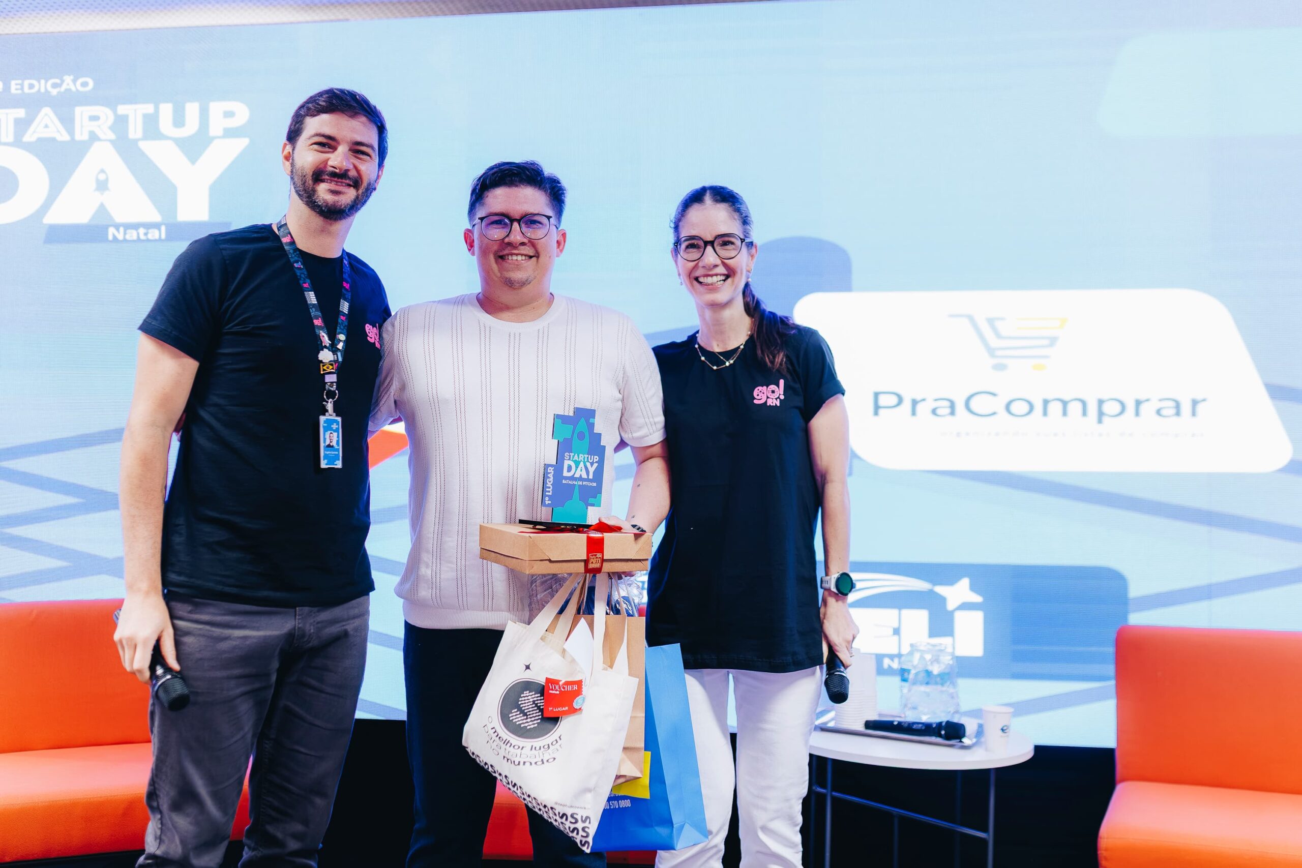 Eugênio Spíndola (esq.) e Isabela Cavalcanti (dir.), entregam prêmio de primeiro lugar a Rodrigo Véras (centro). Foto: @luanatayze - artup Day, Natal 2026